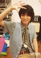 Hey!Say!JUMP/伊野尾慧/膝上・坐姿・服装灰色茶色・黑白格子衬衫・黄黑圆点领带・右手袋上/Hey!Say!JUMP SUMMARY 2011