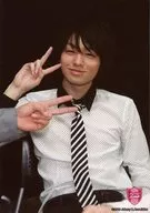 Hey! Say! JUMP / Kei Inoo / Upper Body / Sitting / Costume Black / White / Black / Polka-Dot Pattern / Striped Necktie / Right Hand Piece / Person From Side Piece / Black Background / No Frame / Official Official photo