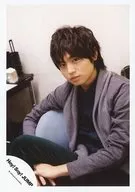 Hey!Say!JUMP/伊野尾慧/膝上·坐姿·服装灰色黑绿色·双手重叠右脚下·身体向左·视线正面/公式生写真