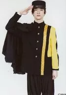 Shinichi WAGO (Tadayuki MAKI) / Knee-high / Costume black / yellow / Cap / Right hand salute / Front / Background white / Character Tomoshot / Stage' Wakasama Kumimaru' Cast Bromide