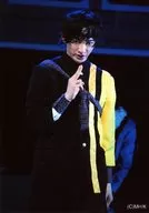 和合真一(牧忠之)/ライブフォト・膝上・衣装黒・黄色・右手人差し指中指立て・口開け・顔引き・背景黒・キャラクターショット/舞台「若様組まいる」公演ブロマイド