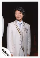 Kis-My-Ft2 / Wataru Yokoo / Above-the-knee ・ Costume white ・ Tuxedo ・ Body facing right ・ Under both hands ・ Eyes slightly left ・ Showing teeth ・ Background black tea / "Kimi ga Iru no Sekai" PV & Jacque Photo / Official Official photo