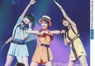 Morning Musume. '17 / Set (3 personas) / Live Photo, Horizontal, Knee Up, Center, Haruka Kudo, 2 personas en ambos lados levantando la mano derecha / Morning Musume. '17 Official photo 『 "Morning Musume. '16 Concert Tour Autumn ~MY VISION~" Live Version Part 5 』