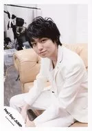 Hey! Say! JUMP / Kei Inoo / Knee-Up / Sitting / Costume White / Both Hands Matching / Body Left Facing / Official Official photo