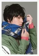 Hey!Say!JUMP/伊野尾慧/上半身衣服卡其粉色兩手披肩藍色視線右背景灰色/正式生寫真