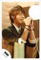 NEWS / Keiichiro Koyama / Upper body / Costume black / white / Suit / Right facing / Microphone with both hands / Mouth open / Eyes closed / Official Official photo