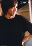 D2/山田裕貴/上半身・衣装黒・左手腰・目線下/「Dステ16th×TSミュージカルファンデーション GARANTIDO」WE SHOP表参道店限定ブロマイドセット