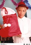 D2 / Jinnai Sho / Upper Body / Shirt White / Both Hands Red Socks Shaped Bag / Red Hat / 「 2013 x' mas 」 / Official Official photo