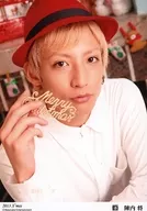 D2 / Masaru Jinnai / Upper body / Shirt white / Cap red / Right hand "Merry Christmas" character / "2013 x' mas" / Official Official photo