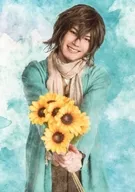Ryo Hirano (Vincent van Gogh) / Above the Knees, Flowers in Both Hands, Tilted Neck, Blue Background, Character Actor Shot / Musical 「 Sayonara Soussier 」 (Replay) Bromide Personal Set