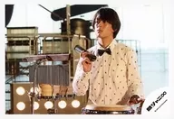 Kanjani Eight / You Yokoyama / Horizontal, Bust up, Shirt White, Red, Flower Pattern, Musical Instrument, Eyes Left, Mouth Closed / Official Official photo