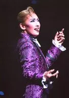 Takarazuka Revue (Tsukigumi) / Hanagata Hikaru / Live Photo, Upper Body, Figurino Purple, Right Side, Background Black, 2L Size / Tsukigumi Tokyo Performance "hotel grand" e "Carrossel Rinbukyoku (Rondo)" Stage Photo