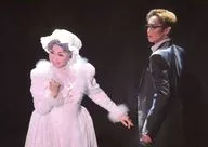 宝塚歌剧团(宙组)/华形光·京三纱/现场照片·横型·上半身·服装白·黑·京右手胸口·背景黑·2L尺寸/宙组电视剧城市公演舞台照片