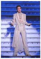 宝塚歌劇団(花組)/明日海りお/ライブフォト・全身・衣装グレー・両手上げ・階段・2Lサイズ/花組大劇場公演「ME AND MY GIRL」舞台写真