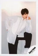 SeXyzone / Marius Yo / Above the knees, black and white clothes, right hand at the waist, left knee and left arm / 17 Spring Concert, Brochure and Goods Shooting Off-Shot / Official Official photo