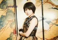 predia/湊あかね/横型・バストアップ・衣装黒・金・左手右腕・体左向き・目線正面・背景金の襖・「禁断のマスカレード」衣装/公式生写真