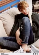 Keisuke Higashi : todo el cuerpo, sentado, vestido negro, muñeca izquierda, "2016.05" / Official photo oficial