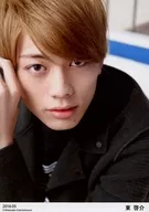 Keisuke Higashi / Busto hacia arriba / Vestido negro / Pelo izquierdo / "2016.05" / Official photo oficial