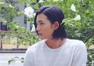 龍星涼/橫型，豐胸，衣裝白，雙手下，左視，後花/公式生寫真