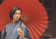 竜星涼/横型・バストアップ・衣装黒グレー・浴衣・左手傘・目線右/公式生写真