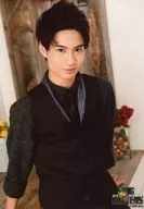 岩義人(石原諭吉)/上半身・衣装黒・両手後ろ・体右向き/舞台「バグバスターズ」ランダムブロマイド