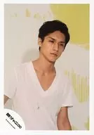 Kanjani Eight / Ryo Nishikido / Upper Body / T-Shirt White / Both Hands / Lower Right Eye / Necklace / Background Yellow / Official Official photo