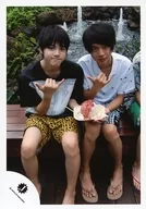 傑尼斯Jr./岩崎大升·井上瑞希/全身·服裝黑.白.右手大拇指和小指立.坐.刨冰/16新春傑尼斯Jr.夏威夷攝影/正式生寫真