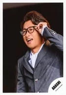 Arashi / Satoshi Ohno / Bust up / Costume black / Gray / Left hand glasses / Left facing / Smile / Background black / 『 I'll be there 』 PV & Jacque Photo / Official Official photo