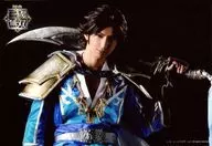 吉岡佑(司馬昭)/横型・上半身・左手武器持ち・肩に乗せ・背景黒・キャラクターショット/舞台「真・三國無双」L判ブロマイドセット