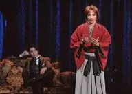 宝塚歌劇団(雪組)/早霧せいな・望海風斗/横型・ライブフォト・膝上・前列が赤黒灰色衣装・両手前・2Lサイズ/雪組東京公演「るろうに剣心」舞台写真