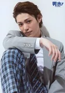 安西慎太郎(藤川礼央)/膝上・座り・制服・キャラクターショット/舞台「男水!」トレーディングブロマイド