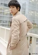 Tomohiro Ichikawa / Por encima de la rodilla / Beige / Abrigo / Mirando hacia la izquierda / Jingi Irie × Tomohiro Ichikawa Official photo Set ver. 4