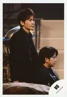 V6/冈田准一・长野博/上半身・衣服深蓝色・冈田坐着/"Can't Get Enough/ハナヒラケ>PV&Jacques拍照&特典影像摄影Off-shot/官方生写真