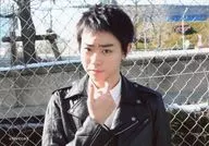 Masaki Suda / Horizontal Type / Bust Up / Jacket Black / Shirt White / fingers of the right hand Jaw / Face Left / Eyebrows Wrinkled / Outdoor / Fence / Official Official photo