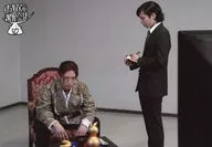 D2/Chinnaisho / Akihito Miyazaki / Horizontal / Acima do joelho / Sentado em Chinnai / Terno de Miyazaki / Virado para a esquerda / TV / Banchu Hatto! ~ Date Masamune Apology Briefing ~