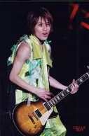 Kanjani Eight / Akihiro Yasuda / Live Photo / Knee-High / Costume Green / Both Hands Guitar / Mouth Open / Body Facing Right / Background Black / 2L Size / DREAMBOY