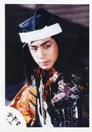 少年隊/東山紀之/バストアップ・衣装赤黒・体左向き・目線右・鎧/公式生写真