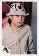SMAP / Masahiro Nakai / Upper Body / Costume Gray Hoodie / Cap / Eyes Right / Body Facing Right / Background Rose Picture Red / Official Official photo
