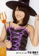平田璃香子/上半身・衣装黒.紫・右手ステッキ・左手帽子・ハロウィン/「2011.10」公式生写真