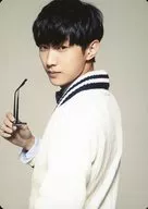 B1A4/JINYOUNG(ジニョン)/上半身・衣装白・左手眼鏡・振り向き/JAPAN TOUR 2016「The Great World of B1A4」トレーディングカード