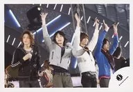 Hey!Say!JUMP/集合(4人)/橫式/現場照片/膝上/服裝白.黑.卡其布.藍.胳膊舉.伊野尾右手上.左手麥剋風前.視線左/正式生寫真