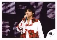 Hey!Say!JUMP/藪宏太/現場照片/橫型/上半身/服裝白色/紅色/格子圖案/右手麥剋風口/視線左/公式生寫真