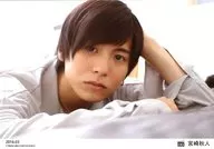 D-BOYS/宮崎秋人/横型・バストアップ・うつ伏せ・衣装グレー・左手頭・首傾げ・「2016.03」/公式生写真