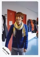 KAT TUN / Yuichi Nakamaru / Above-the-knee ・ Costume blue ・ Under both hands ・ Stole yellow ・ Eye-gaze left ・ Smile / Official Official photo