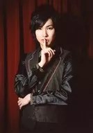 法月康平(Q)/膝上衣黑衣右手食指立背景红/舞台明信片A SET