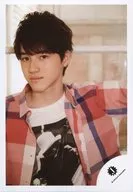 Johnnys Jr. / Daisuke Iwasaki / Bust up / Costume red / pink / white with check pattern / body front / 17 Spring Johnnys Jr. "Johnnys Ginza 2017" goods shooting off-shot / official Official photo