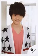 ジャニーズJr./金指一世/バストアップ・衣装白ピンクに星柄・体正面/17春 ジャニーズJr.「ジャニーズ銀座 2017」グッズ撮影オフショット/公式生写真