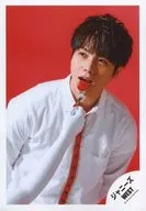 Johnny's West / Daiki Shigeoka / Upper body, white costume, strawberry around mouth, both hands behind, body front / "Osaka ☆ Ai, Eye, Ai" PV & Jacque shooting off-shot / Official Official photo