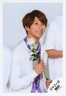 Johnny's West / Takahiro Hamada / Upper body ・ Costume white ・ Holding flowers with both hands ・ Body facing right / "Osaka ☆ Ai ・ Eye ・ Ai" PV & Jacque shooting off-shot / Official Official photo