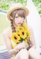 Enako/膝上·坐姿·泳装黄·麦秆帽·右叶花花束·视线左/「Enako MYU」C90销售明信片SET A